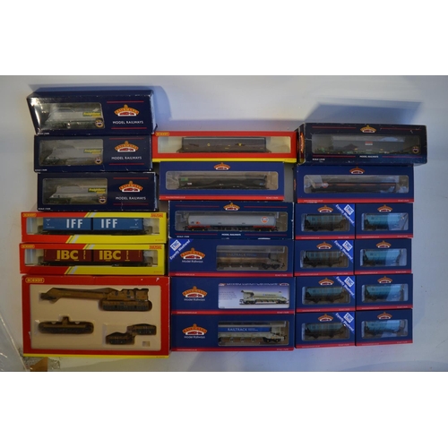 575 - Collection of 22 boxed OO gauge railway goods wagons to include Hornby and Bachmann (including 2 pie... 