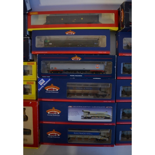 575 - Collection of 22 boxed OO gauge railway goods wagons to include Hornby and Bachmann (including 2 pie... 