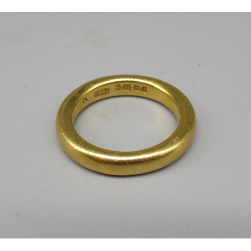 179 - 22ct yellow gold wedding band, stamped 22, size J1/2, 8.0g