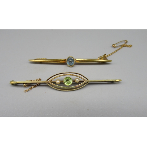 182 - 15ct yellow gold bar brooch set with oval Swiss topaz, and another 15ct bar brooch set with peridot ... 