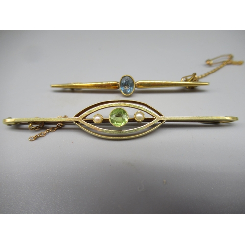 182 - 15ct yellow gold bar brooch set with oval Swiss topaz, and another 15ct bar brooch set with peridot ... 