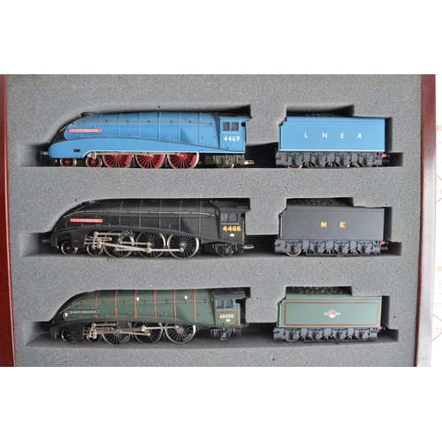 527 - Hornby OO gauge Sir Ralph Wedgwood 3 Class A4 locomotive set with original presentation wooden case.... 