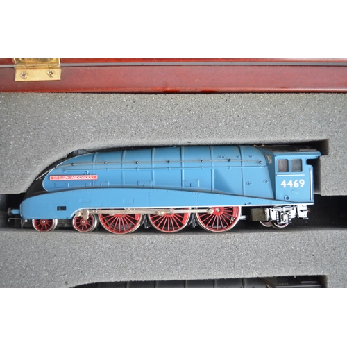 527 - Hornby OO gauge Sir Ralph Wedgwood 3 Class A4 locomotive set with original presentation wooden case.... 