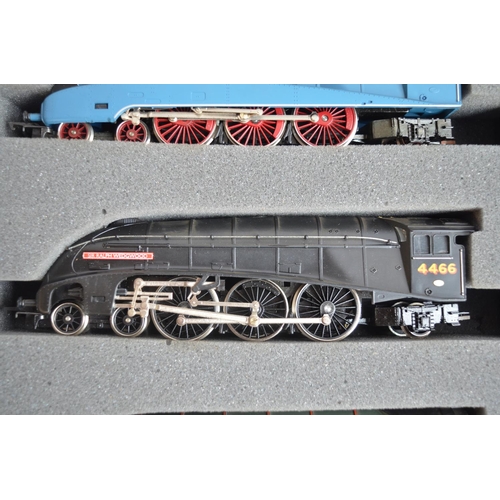 527 - Hornby OO gauge Sir Ralph Wedgwood 3 Class A4 locomotive set with original presentation wooden case.... 