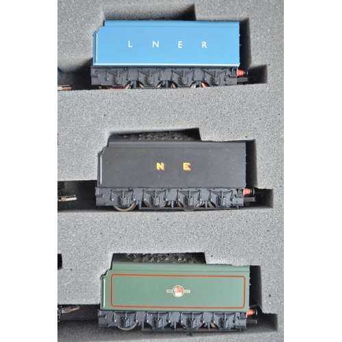 527 - Hornby OO gauge Sir Ralph Wedgwood 3 Class A4 locomotive set with original presentation wooden case.... 