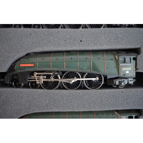 528 - Hornby OO gauge 3 model Class A4 locomotive set with presentation wooden case (no paperwork) to incl... 