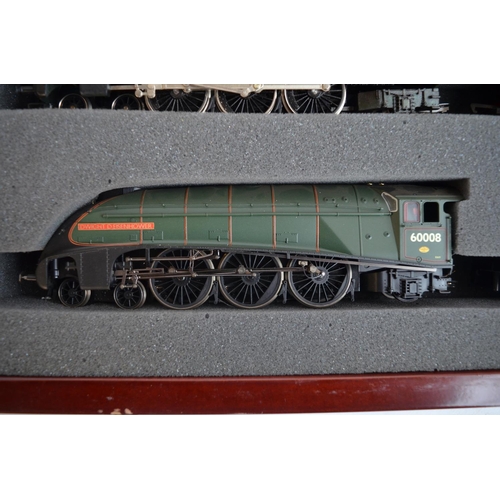 528 - Hornby OO gauge 3 model Class A4 locomotive set with presentation wooden case (no paperwork) to incl... 