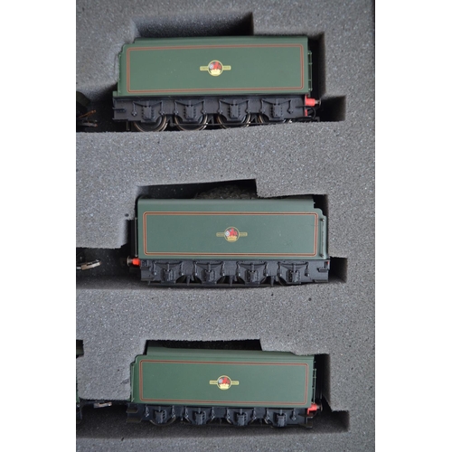 528 - Hornby OO gauge 3 model Class A4 locomotive set with presentation wooden case (no paperwork) to incl... 