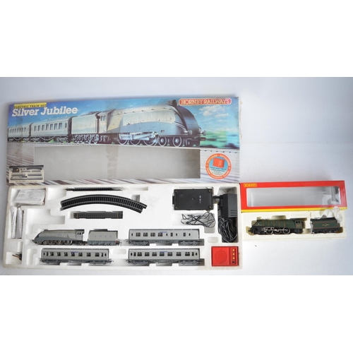 529 - Hornby OO gauge R837 Silver Jubilee electric train set with Class A4 Silver Link locomotive 