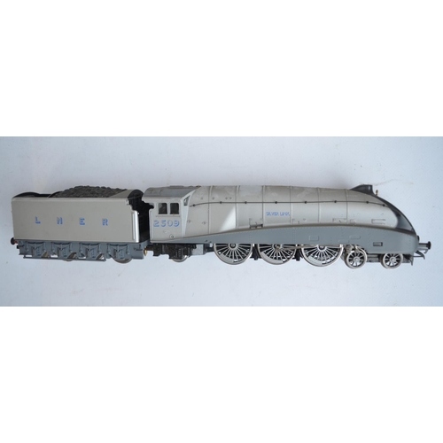 529 - Hornby OO gauge R837 Silver Jubilee electric train set with Class A4 Silver Link locomotive 