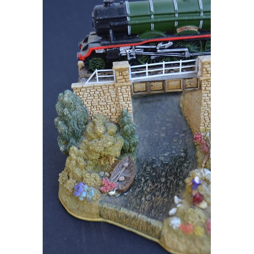 652 - Lilliput Lane Flying Scotsman model (L2661) in very good condition, 2 chips to the higher Railway Ta... 