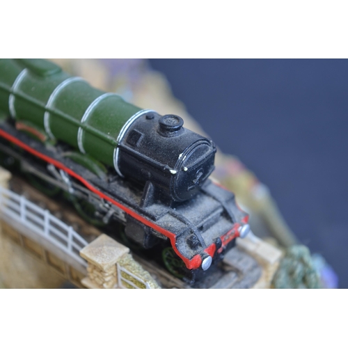 652 - Lilliput Lane Flying Scotsman model (L2661) in very good condition, 2 chips to the higher Railway Ta... 