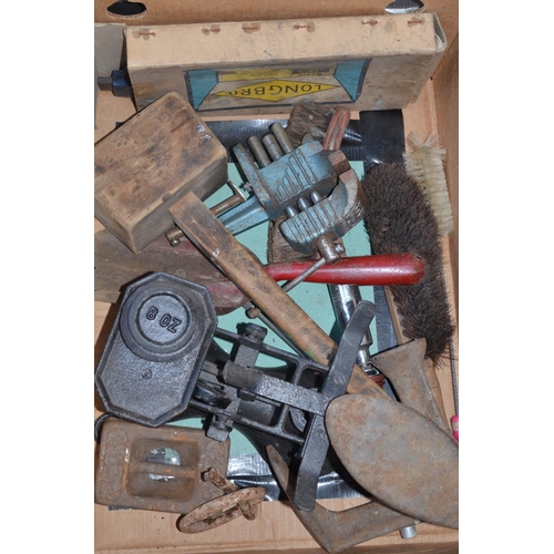 942 - Collection of workshop hand tools to include 2 large sash clamps by Record, vintage table vice, larg... 