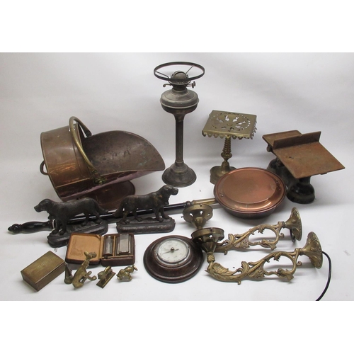 328 - Baker & Walsh Ltd., Hounslow - C20th G.P.O. japanned postage scales, pair of cast brass wall bracket... 