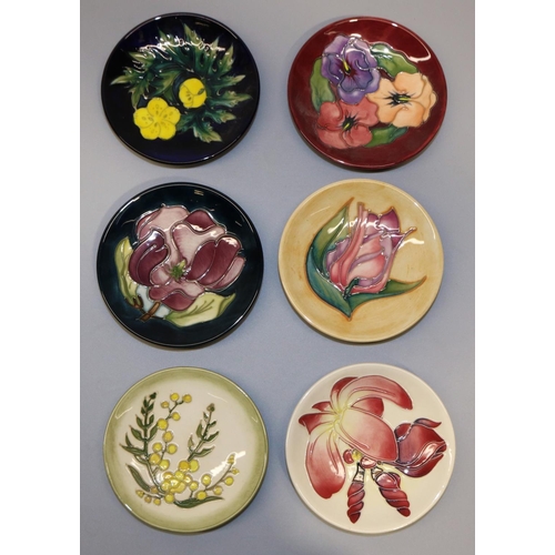 722 - Moorcroft Pottery: six pin dishes/coasters - purple magnolia, 1991; buttercup on dark blue ground, 1... 