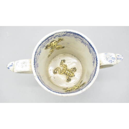 812 - C19th blue and white twin handled frog loving cup, decorated with oriental scenes, H10cm