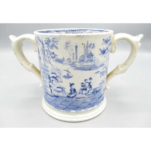 812 - C19th blue and white twin handled frog loving cup, decorated with oriental scenes, H10cm