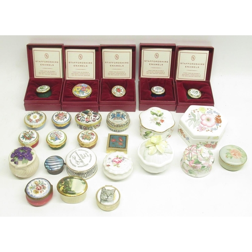 817 - Collection of enamel and ceramic pill boxes incl. Staffordshire enamels, Aynsley, Halcyon Days ename... 