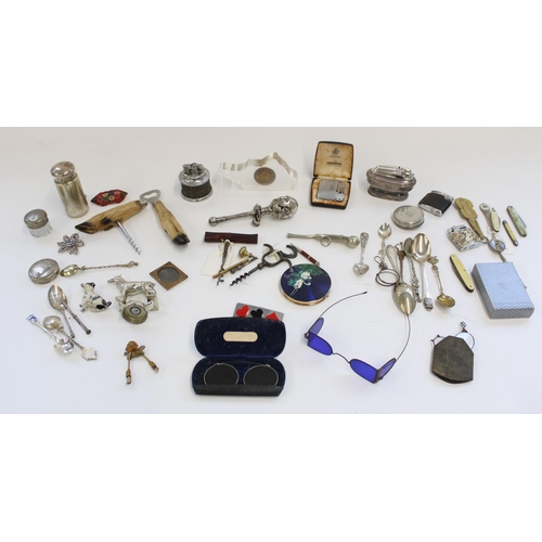 1223 - Various small collectables and trinkets incl. deer hoof bottle opener and corkscrew, pocket knives, ... 