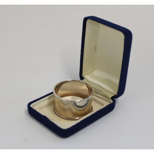 955 - Set of eight ER.II hallmarked silver napkin rings of plain form, each with individual fitted box, Sw... 