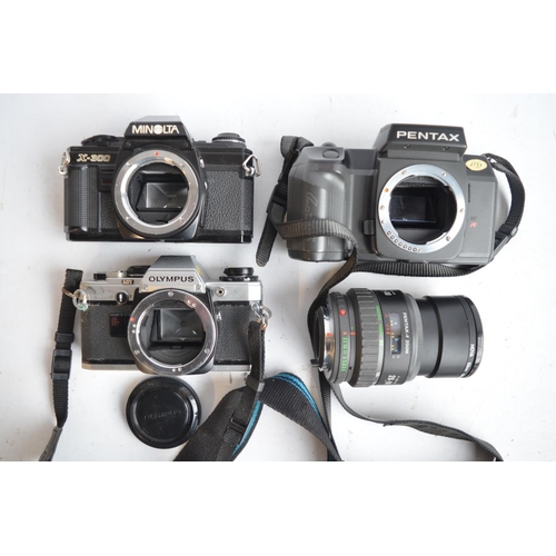 106 - Collection of 35mm film cameras and accessories to include an Olympus OM10 SLR with Olympus 28mm, 50... 