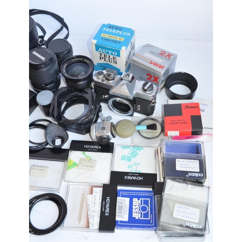 120 - Collection of 35mm film camera equipment and accessories to include a Nikon F401 SLR (in excellent e... 