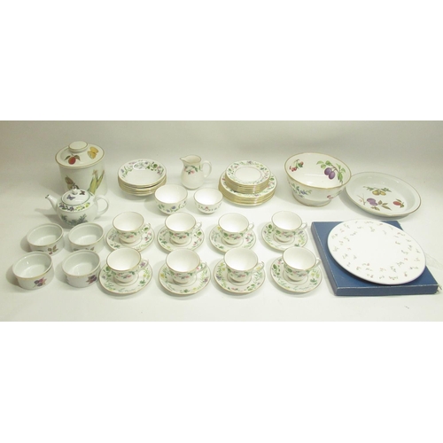 961 - Royal Worcester 'Arcadia' part tea set incl.  cups, saucers, side plates, etc., 'Worcester Herbs' te... 