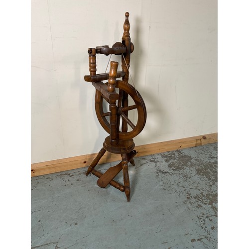 869 - Small modern turned wooden spinning wheel, H100cm