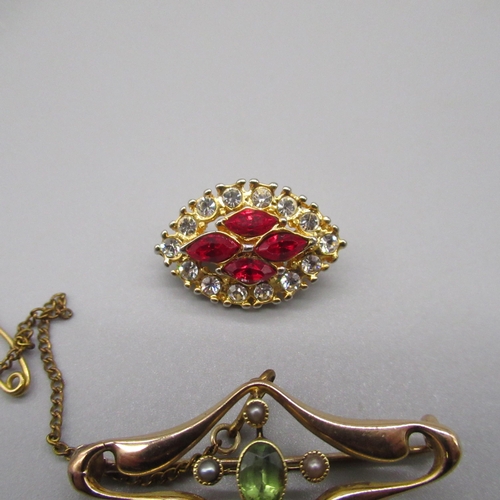 17 - 15ct yellow gold Edwardian brooch set with peridot and seed pearls, stamped 15, 2.8g, and a yellow m... 