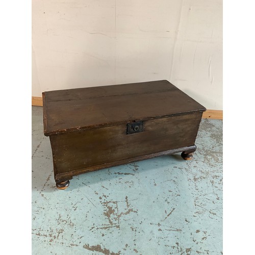 871 - Victorian painted pine blanket box with hinged top and metal handles on turned supports, W96cm D53cm... 