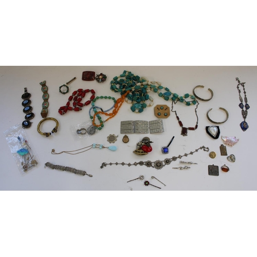 1321 - Collection of costume jewellery incl. panelled bracelets, bangles, pendants, pins etc. (qty)