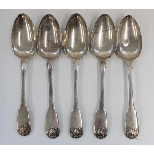 1335 - Five William IV silver tablespoons in the fiddle and shell pattern,  Henry Hyams London 1827, 14.4 o... 