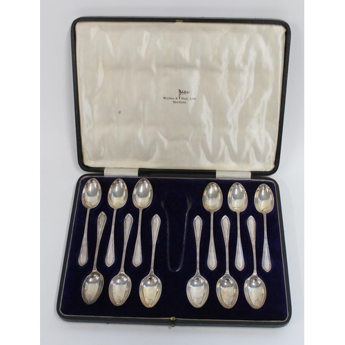 430 - Cased set of 12 hallmarked silver teaspoons, Walker and Hall Sheffield 1923, 9.3 ozt