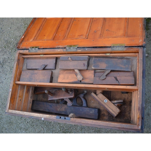 1367 - Vintage wooden tool chest with 3 staggered removable tool trays and a quantity of vintage wood plane... 