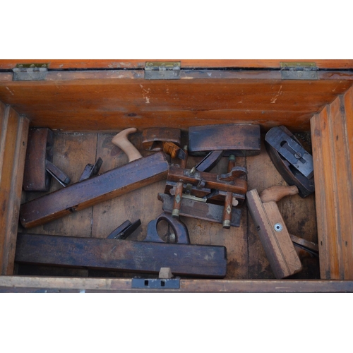 1367 - Vintage wooden tool chest with 3 staggered removable tool trays and a quantity of vintage wood plane... 