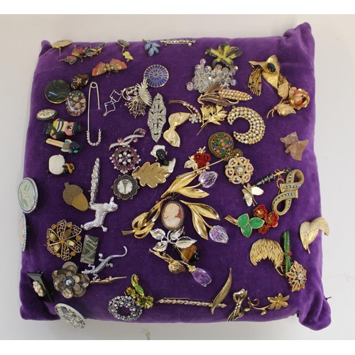 1320 - Collection of costume jewellery brooches and pins mounted on purple cushion (qty)