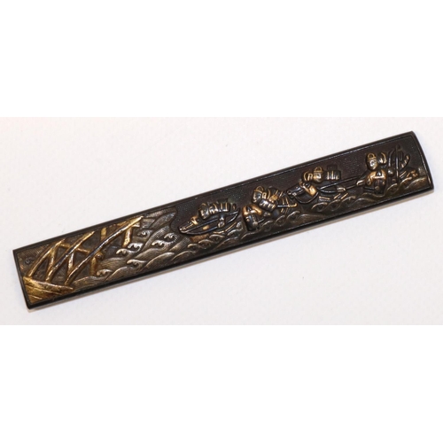 1218 - Japanese 17th century Kodzuka grip, possibly Mumia, Goto school, depicting scence of crossing the Uj... 