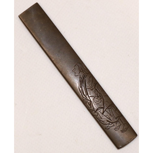 1220 - Japanese 17th century copper Kodzuka grip, possibly Mumia with Samuria disign and three digit signit... 