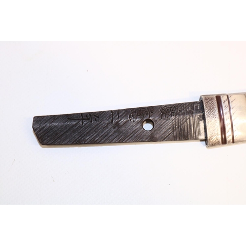 1188 - Japanese signed tanto, 27cm blade with bronze mounted laquered saya, tang with 5 and 3 digit marks, ... 