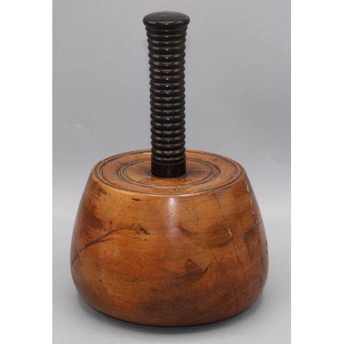 1134 - Victorian turned wooden Ceremonial maul or gavel, with ribbed turned handle, H21cm