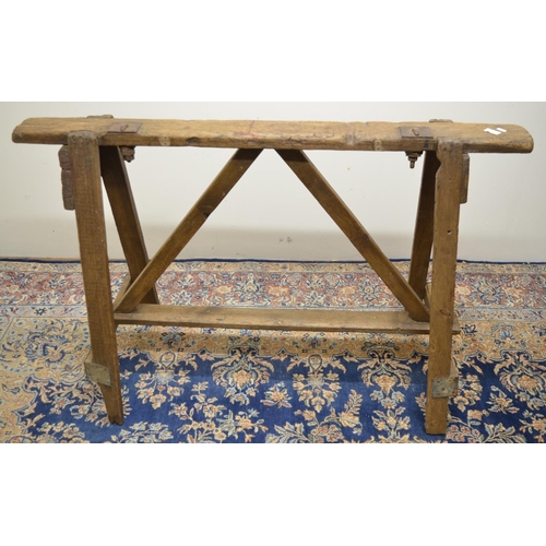 1434 - C20th wooden saw horse or trestle, plain top with two adjustable screw clamps, on out splayed suppor... 