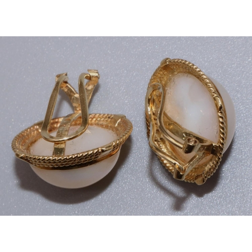 1054 - Pair of 18ct yellow gold Mabe pearl set earrings with rope twist surrounds on clip backs, stamped 18... 