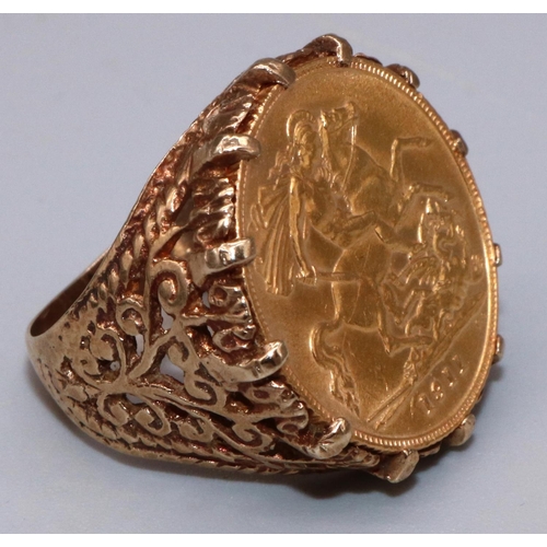 1046 - Edw.VII 1911 half sovereign, in 9ct yellow gold ring setting, with pierced scroll shoulders, stamped... 