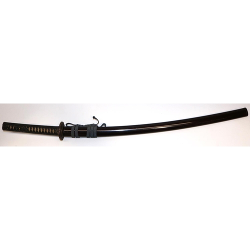 1180 - Japanese katana with Koto period blade (16th century) blade length 61.5cm, mino school, black lacque... 