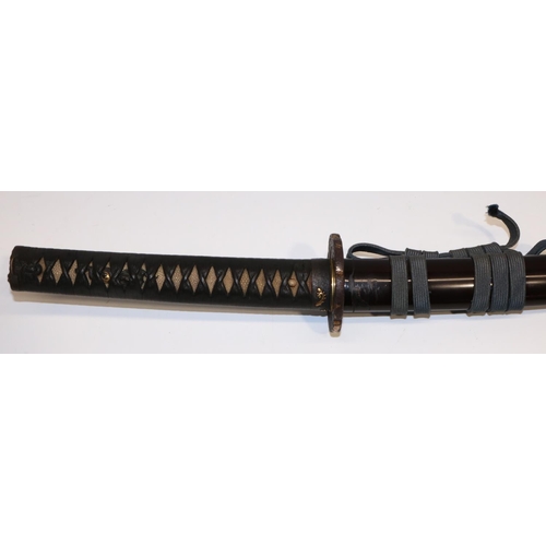 1180 - Japanese katana with Koto period blade (16th century) blade length 61.5cm, mino school, black lacque... 