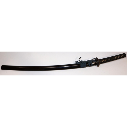 1180 - Japanese katana with Koto period blade (16th century) blade length 61.5cm, mino school, black lacque... 