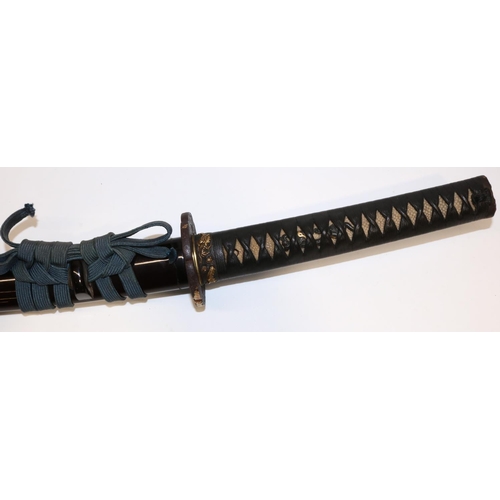 1180 - Japanese katana with Koto period blade (16th century) blade length 61.5cm, mino school, black lacque... 