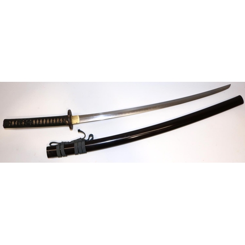 1180 - Japanese katana with Koto period blade (16th century) blade length 61.5cm, mino school, black lacque... 