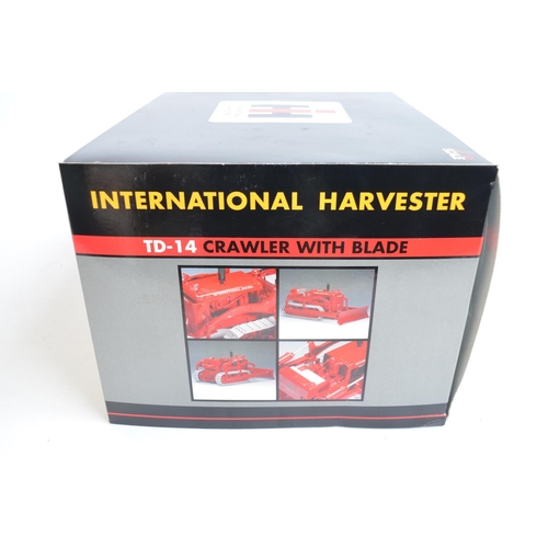 56 - Large SpecCast 1/16 scale diecast International Harvester TD-14 Crawler With Blade model in mint uno... 