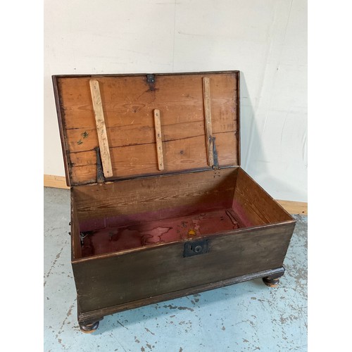 699 - Victorian painted pine blanket box with hinged top and metal handles on turned feet, W96cm D53cm H44... 